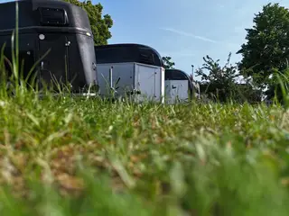 Parkplatz mit Anhängerstellplatz an der Reithalle